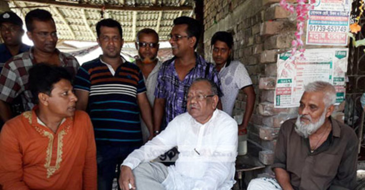 দোকানে বসে আড্ডা দিচ্ছেন তিনি!