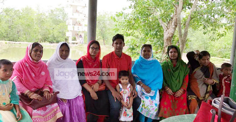 পরিবার নিয়ে সুন্দরবন ভ্রমণে মোস্তাফিজ