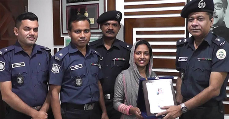 সাহসী কিশোরী শারমিনকে ঝালকাঠিতে সংবর্ধনা