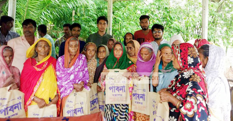 শেরপুরে বীরকন্যা পল্লীর বিধবাদের মাঝে শাড়ি বিতরণ