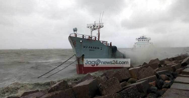 চট্টগ্রামে ২টি লাইটারেজ জাহাজডুবি