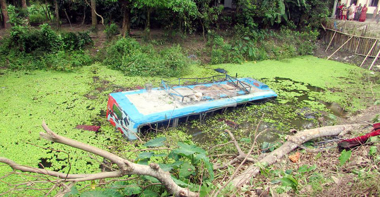 যাত্রীবাহী বাস উল্টে খালে, আহত ২৬