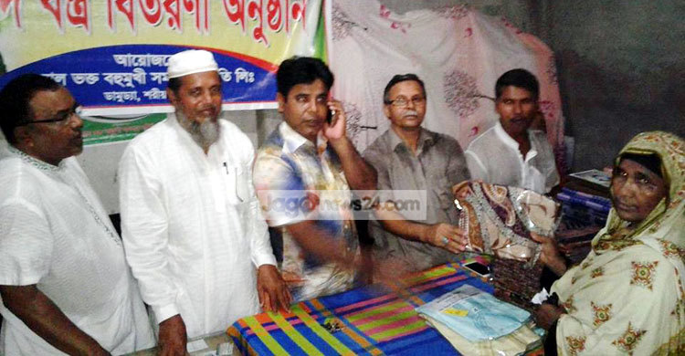 শরীয়তপুরে ৫০০ দুস্থ পরিবারের মাঝে ঈদবস্ত্র বিতরণ