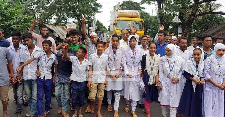 সোনারগাঁয়ে শিক্ষার্থীদের সড়ক অবরোধ