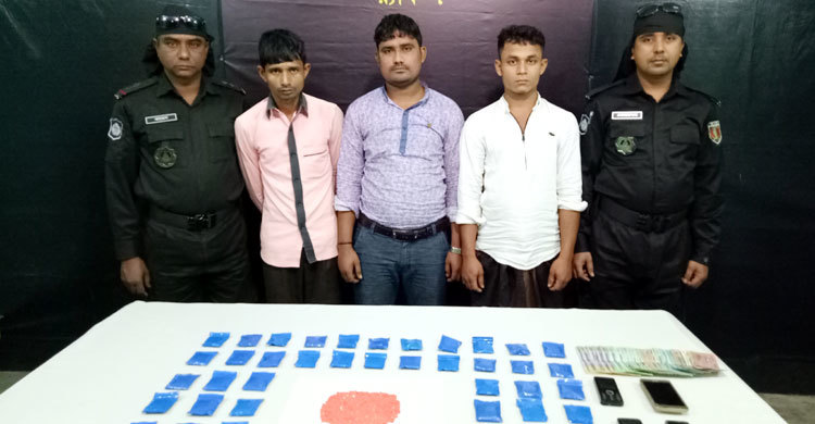 কলাতলীতে ইয়াবা ও টাকাসহ গ্রেফতার ৩