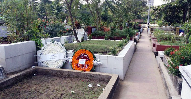 কবরস্থানে একা হয়ে যাচ্ছেন আনিসুল হক