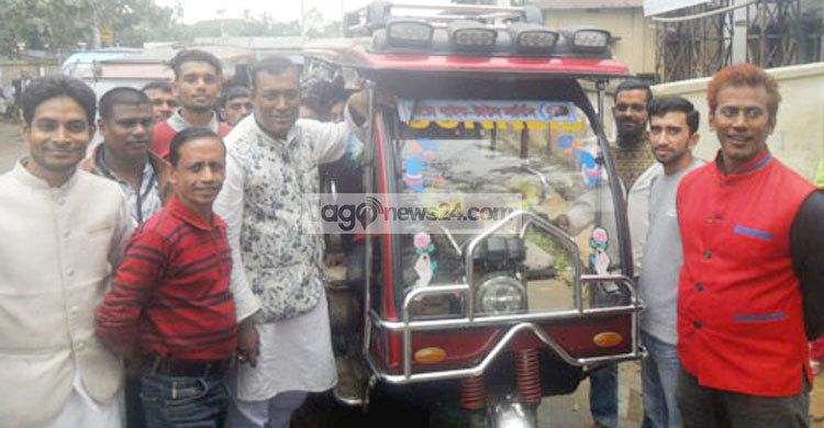 ৫ টাকা ভাড়া দিয়ে অটোতে চড়লেন মেয়র