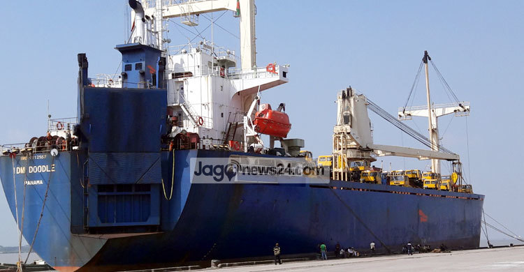 মংলা বন্দরে ভিড়েছে ভারতের পণ্যবাহী প্রথম জাহাজ