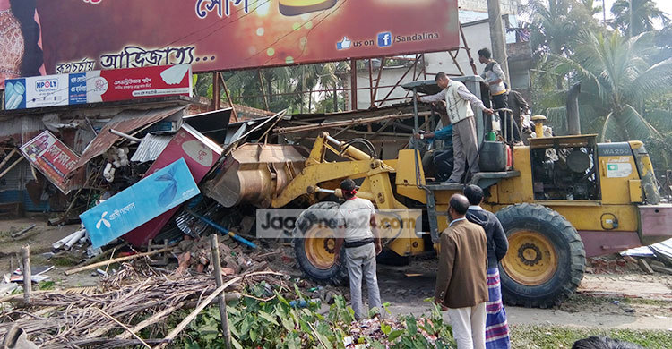 বাগেরহাটে অবৈধ দখলদারদের রুখতে সওজের অভিযান