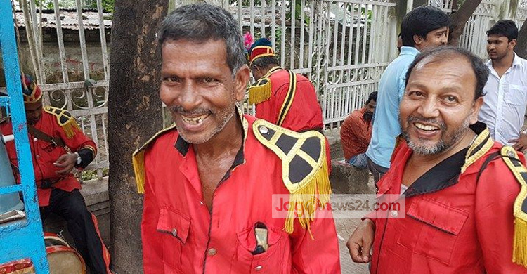 ‘অহন আর আগের মতো কাম পাওয়া যায় না’