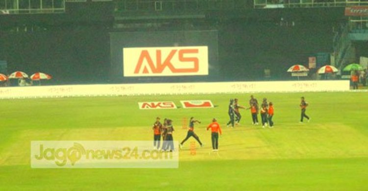 Khulna hold nerve in tight game to move top of the table
