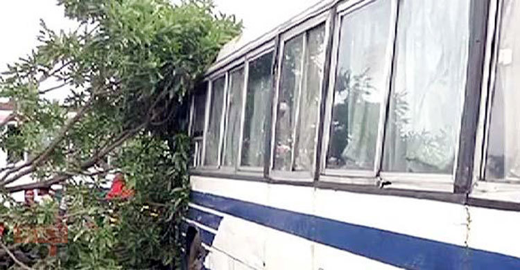 পাহাড়ে ধাক্কা লেগে উল্টে গেল বাস