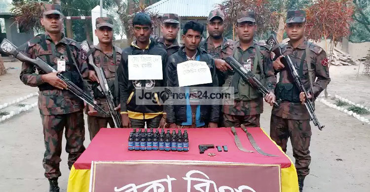 চাঁপাইনবাবগঞ্জে পিস্তল ও ফেনসিডিলসহ আটক ২