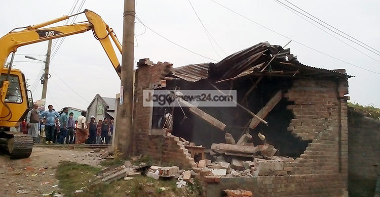 চাঁপাইনবাবগঞ্জে অবৈধ স্থাপনা উচ্ছেদ