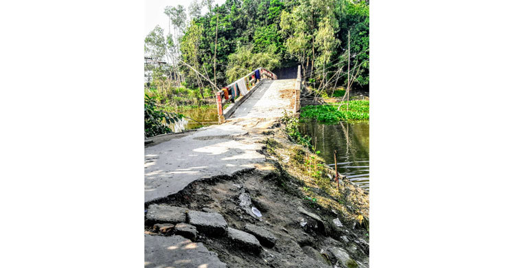 সেতুর কারণে ১২ গ্রামের মানুষ দুর্ভোগে