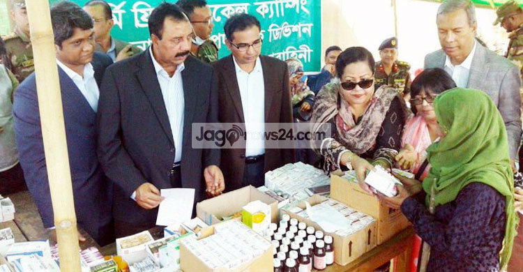 রোহিঙ্গাদের মাঝে ওষুধ বিতরণ