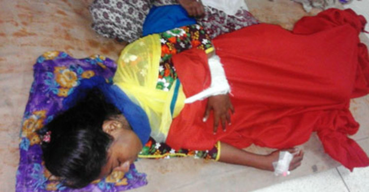 বখাটের ছুরিকাঘাতে হাসপাতালে কাতরাচ্ছে বিলকিস