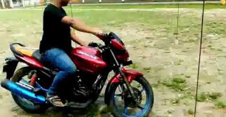 মোবাইলে কথা বলার সময় প্রাণ গেল দুইজনের