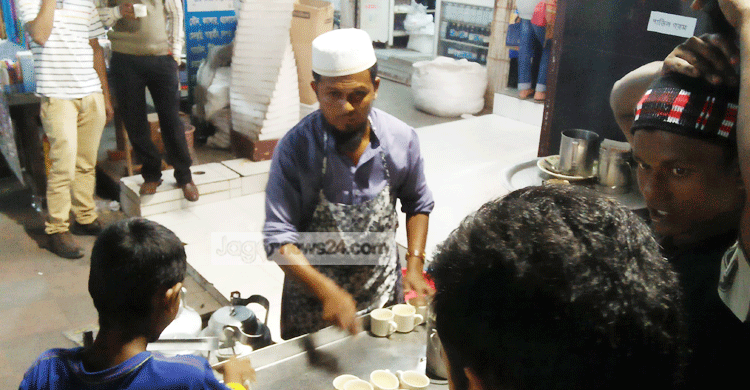 ফুটপাতে মাসে তিন লাখ টাকার চা বিক্রি করেন ফারুক