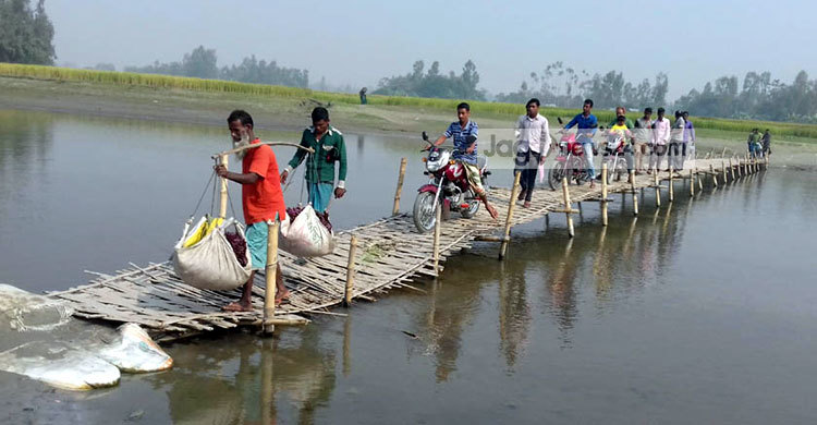 সারাদিনের আয় চলে যায় সাঁকো পারাপারে