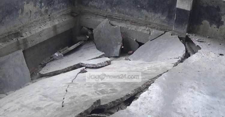 বিদ্যালয় ভবনের মেঝে ধস, নতুন বই নিতে আসেনি শিক্ষার্থীরা