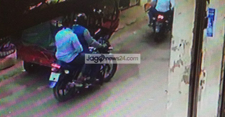 অস্ত্র উঁচিয়ে ২৩ লাখ টাকা ছিনতাই, পালাচ্ছে ছিনতাইকারীরা