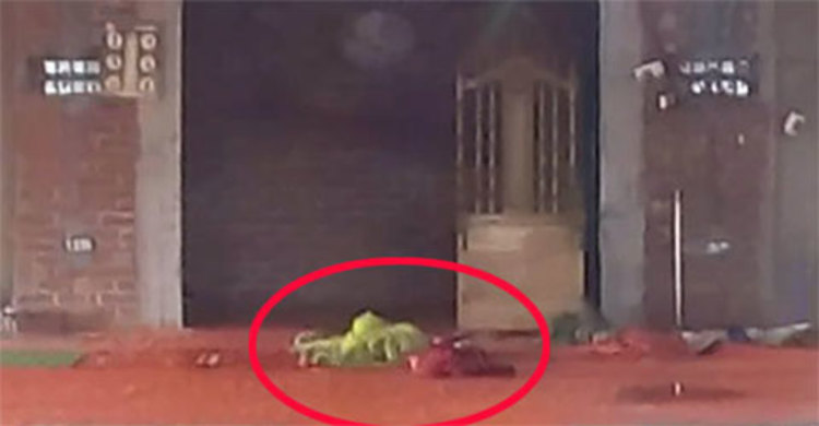 মসজিদের ভেতর গলাকাটা লাশ