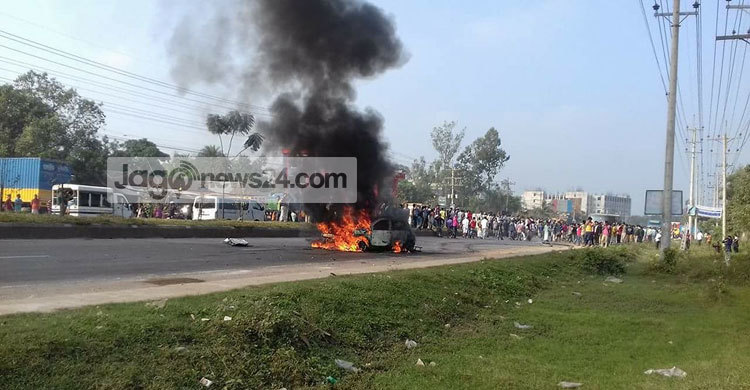 কাভার্ডভ্যানের ধাক্কায় প্রাইভেটকারে আগুন