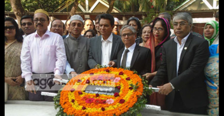 বঙ্গবন্ধুর সমাধিতে ঢাবি অ্যালামনাই অ্যাসোসিয়েশনের শ্রদ্ধা
