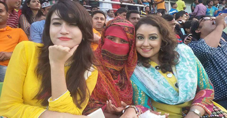 রুবেলের খেলা দেখতে স্টেডিয়ামে হ্যাপি