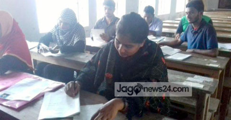 সন্তান জন্মের পর পরীক্ষার হলে অদম্য মা