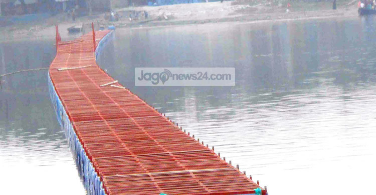 স্বেচ্ছাশ্রমে দীর্ঘ ভাসমান সেতু