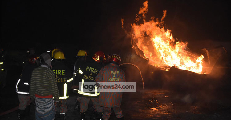 গ্যারেজের আগুনে নিহত ২, পুড়লো ৭টি গাড়ি