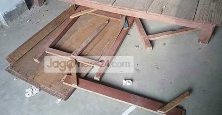 ফরম পূরণ না করায় শিক্ষার্থীদের কাণ্ড