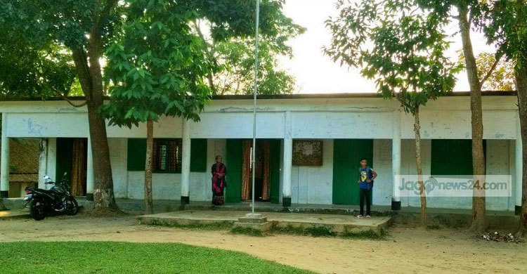 বাংলার শিক্ষক নিচ্ছেন গণিত ক্লাস