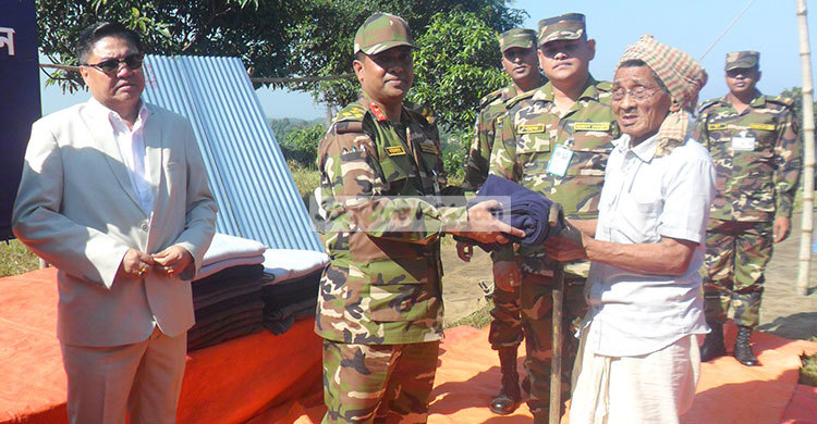 প্রতিষ্ঠাবার্ষিকীতে শীতবস্ত্র বিতরণ করল সেনাবাহিনী