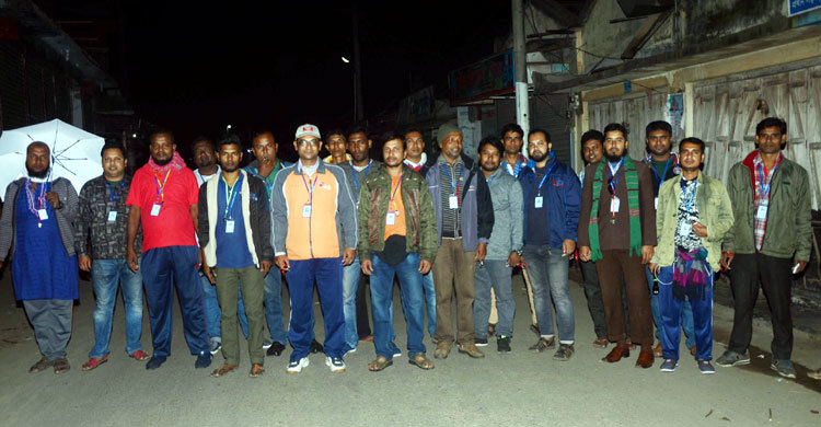 কুষ্টিয়ায় রাত জেগে বাজার পাহারা দিচ্ছেন ব্যবসায়ীরা