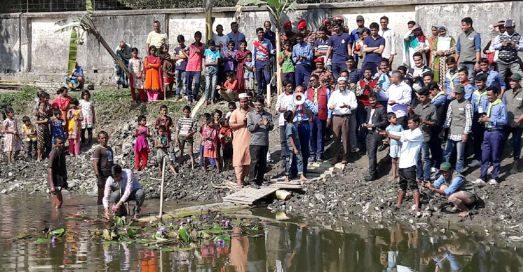 কুড়িগ্রামে পুকুরে শাপলা ফুল চাষের প্রস্তুতি