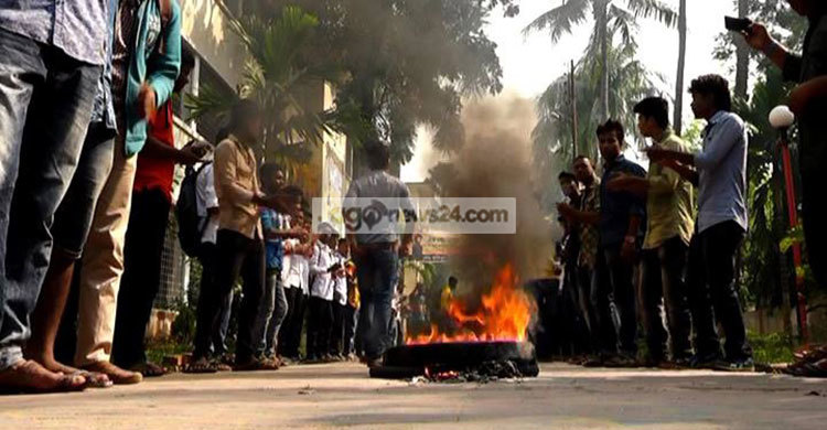 কুষ্টিয়া পলিটেকনিক ছাত্রাবাস খুলে দেয়ার দাবিতে বিক্ষোভ