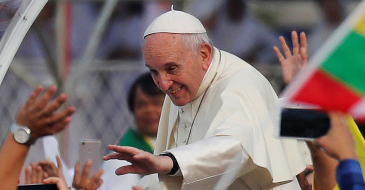 Pope pleads for migrants at Christmas mass