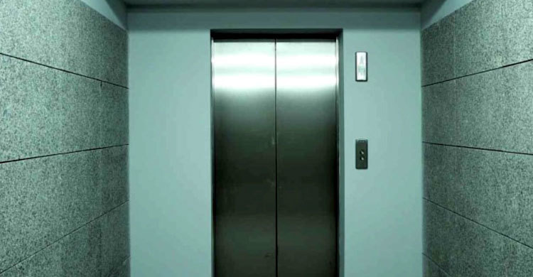 লিফটের দরজা খোলা দেখেই পা বাড়িয়েছিল হাসি