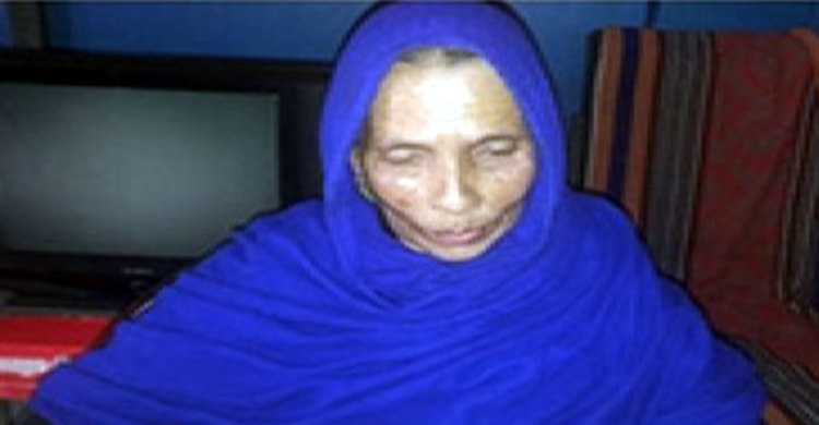 মাকে বাড়ি থেকে বের করে দিলেন শিক্ষক ছেলে