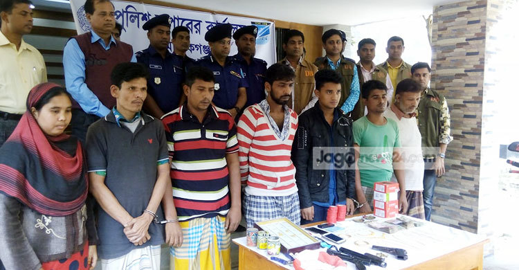 ফিল্মি স্টাইলে স্বর্ণের দোকানে ডাকাতি, গ্রেফতার ৭