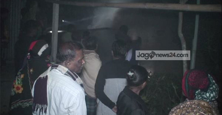 বঙ্গবন্ধুর খুনি আজিজ পাশার ভাইয়ের বাড়িতে অগ্নিসংযোগ