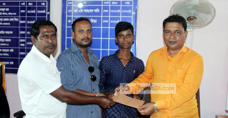 পরীক্ষার্থীদের ফরম পূরণের টাকা দিলেন মেয়র