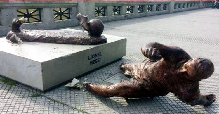 আবারও মেসির পা ভাঙল দুর্বৃত্তরা