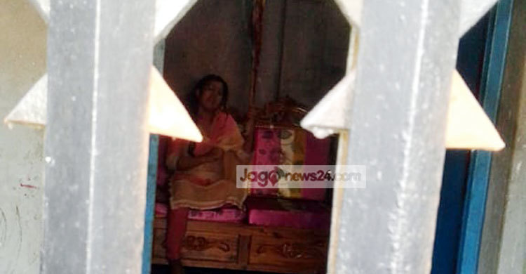 হাতে ছুরি ও ফ্যানে ওড়না পেঁচিয়ে কিশোরীর কাণ্ড!