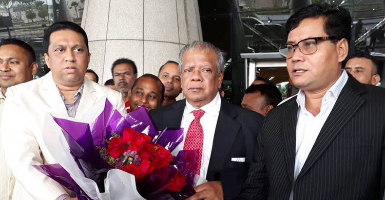 মালয়েশিয়ায় ফুলেল শুভেচ্ছায় সিক্ত আমির হোসেন আমু