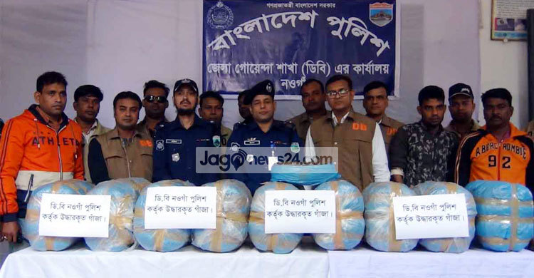 নওগাঁয় গাঁজাভর্তি মাইক্রোবাসসহ গ্রেফতার ২