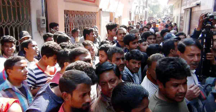 নওগাঁয় গৃহবধূকে গলা কেটে হত্যা